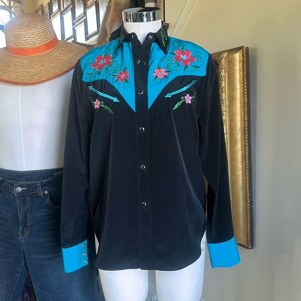 Daniali Sz M Western Snap Front Shirt Embroidered Flowers Like New Rodeo